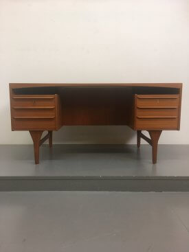 Vald Mortensen Desk